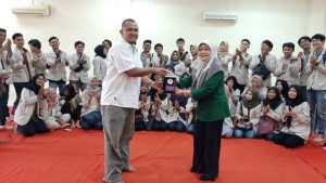Dosen Ilmu KOmunikasi Universitas Amikom Purwokerto berjabat tangan dengan Radar Banyumas