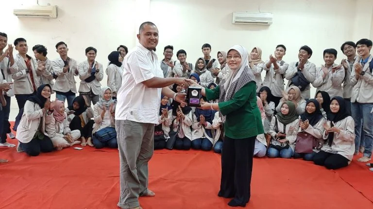 Company Visit Ke Industri Media Radar Banyumas 1 - Universitas Amikom Purwokerto Dosen Ilmu Komunikasi Universitas Amikom Purwokerto Berjabat Tangan Dengan Radar Banyumas