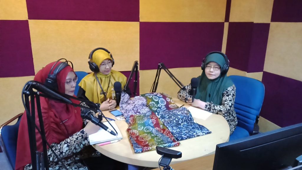 Kaprodi Ilmu Komunikasi Dorong Pelestarian Batik Sokaraja! 1 - Universitas Amikom Purwokerto Batik Ilmu Komunikasi Universitas Amikom Purwokerto, Jawa Tengah, Indonesia.